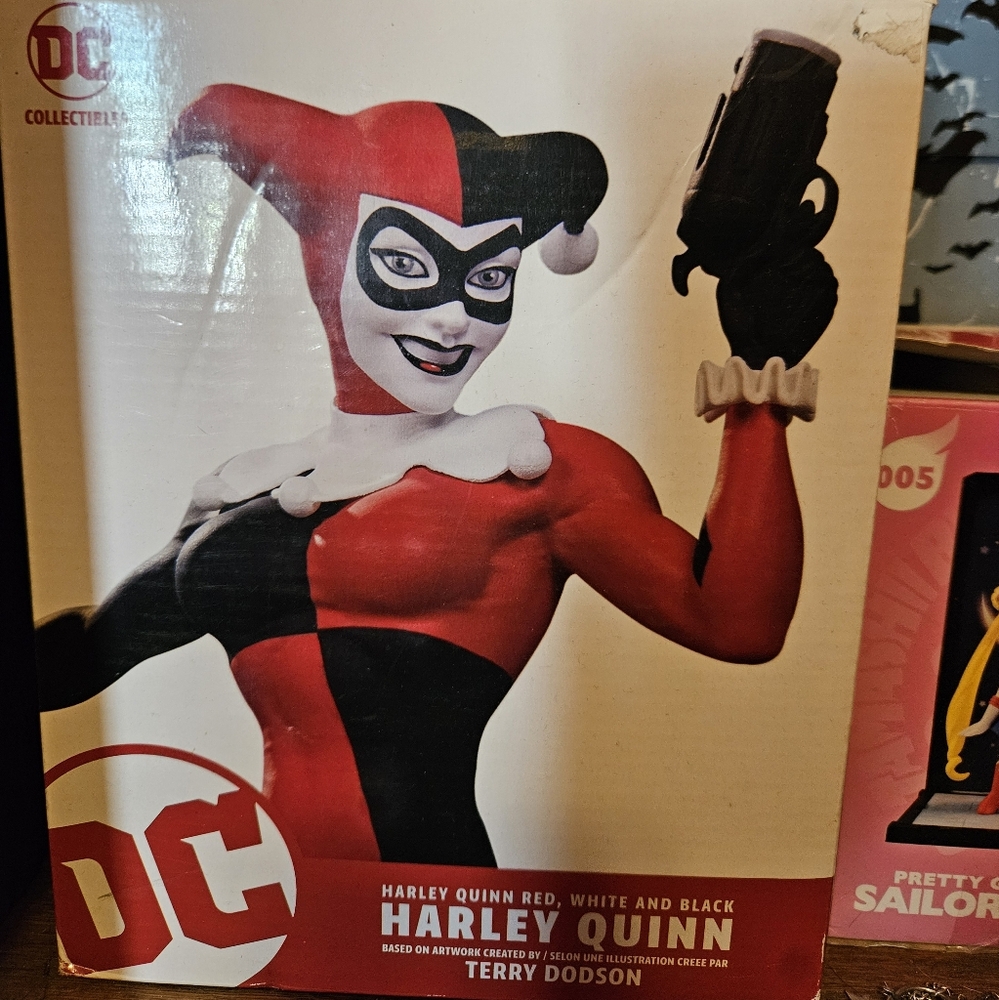 ❌SOLD ON MY DEPOP ❌DC Comics Harley Quinn Red, White, and Black Figure